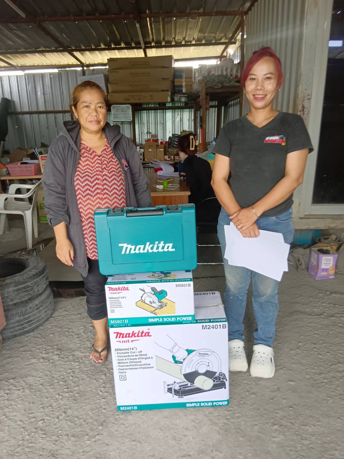 การส่งมอบเครื่องมือ Makita ให้ลูกค้าของสายฝนการช่าง