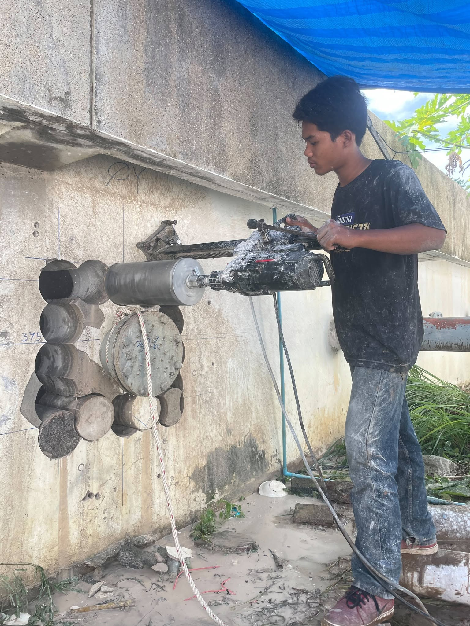 เจาะคอริ่งผนังเพื่อเดินท่อ ช่องเปิด 60 × 60 ซม. · หนา 30 ซม. · การประปาส่วนภูมิภาคเพชรบูรณ์
